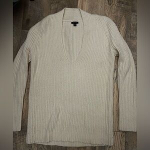 Ann Taylor women’s V-Neck Sweater in Cream